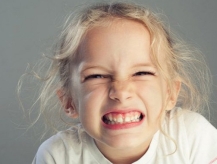علت دندان قروچه در کودکان به هنگام خواب و در بیداری